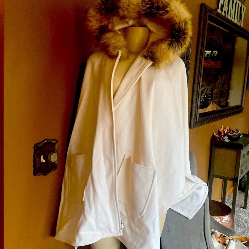 Beautiful Victoria’s Secret MODA INTERNATIONAL Wool like Fur hooded cape coat XS